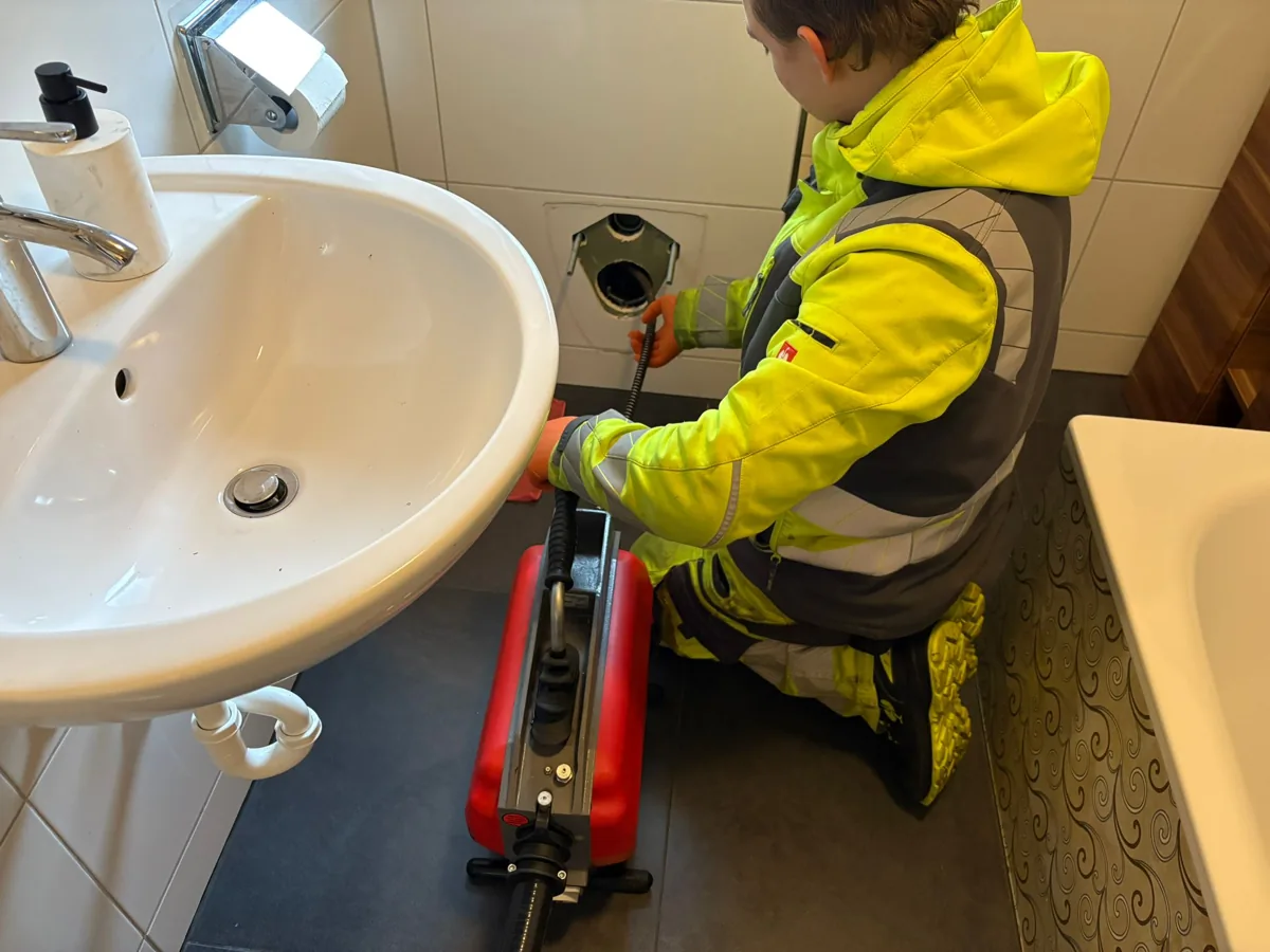 HRR Rohrreinigung löst eine Verstopfung am Waschbecken mit der Rohrreinigungsspirale